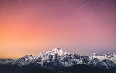 白昼蓝天雪山